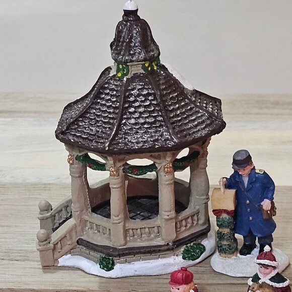 Vintage Christmas Village Resin Figurines Set 4" Gazebo Bench & Characters Holid - Picture 2 of 7